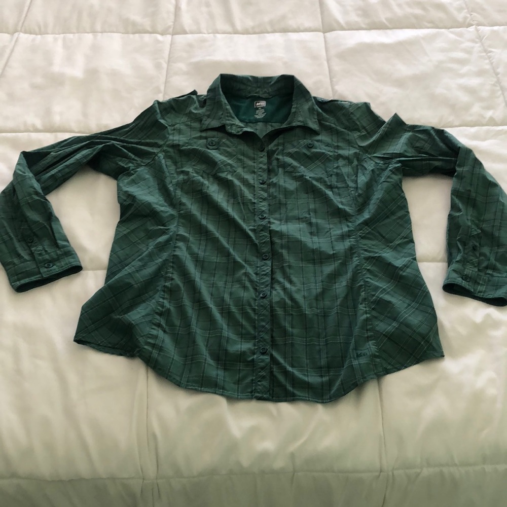 REI green striped XL long sleeved button down shirt w front pockets & side tabs